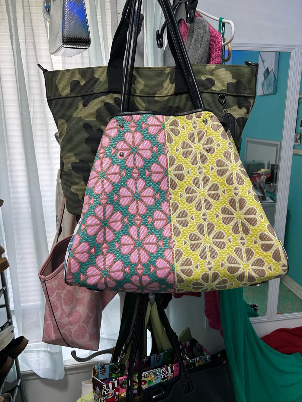 Kate Spade patterned bag close-up - Picture 8 of 9